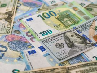 Format to currency in JavaScript tutorial feature image