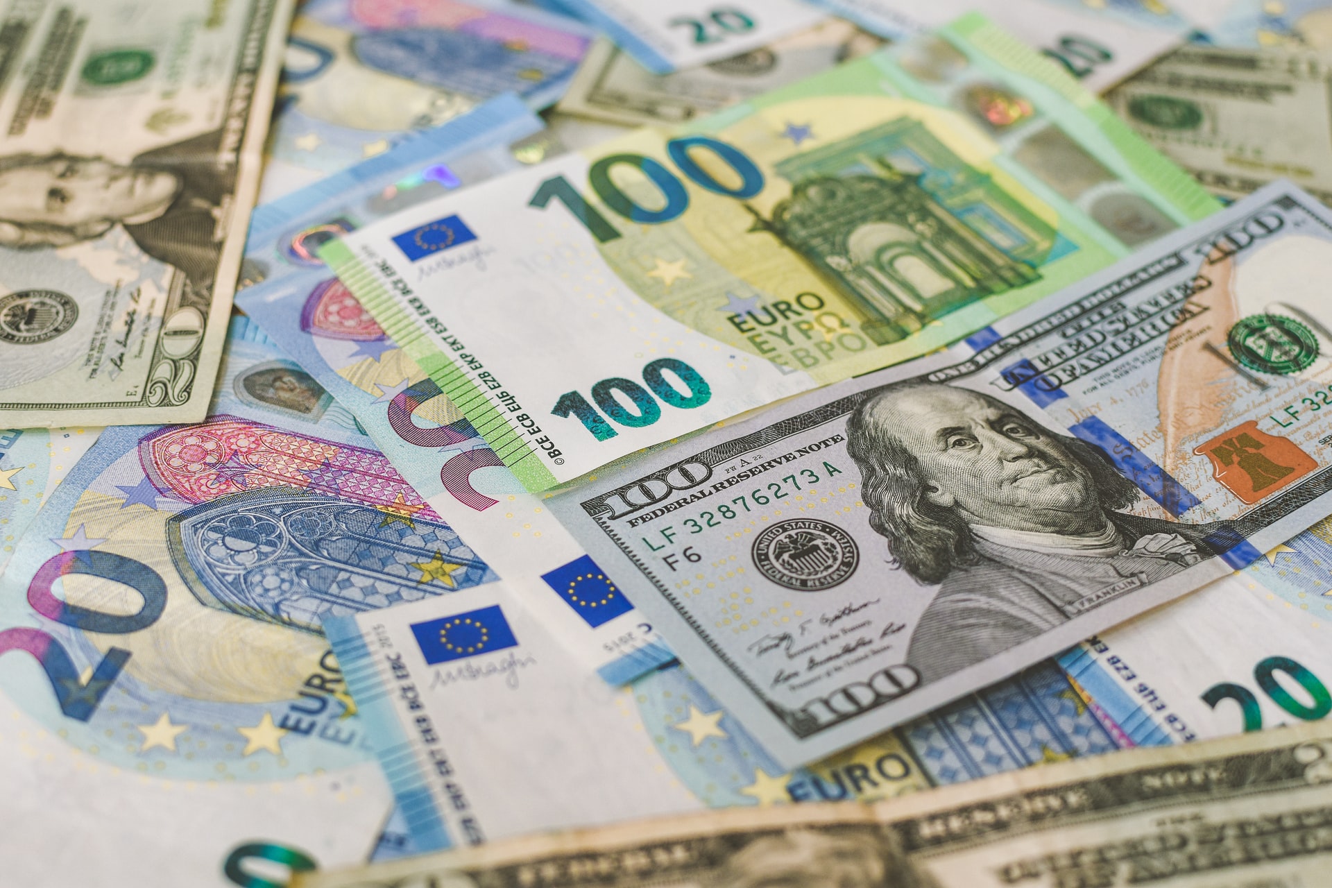 Format to currency in JavaScript tutorial feature image