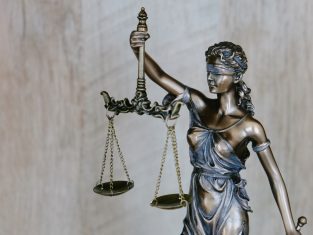 Loose and strict equality in JavaScript feature image