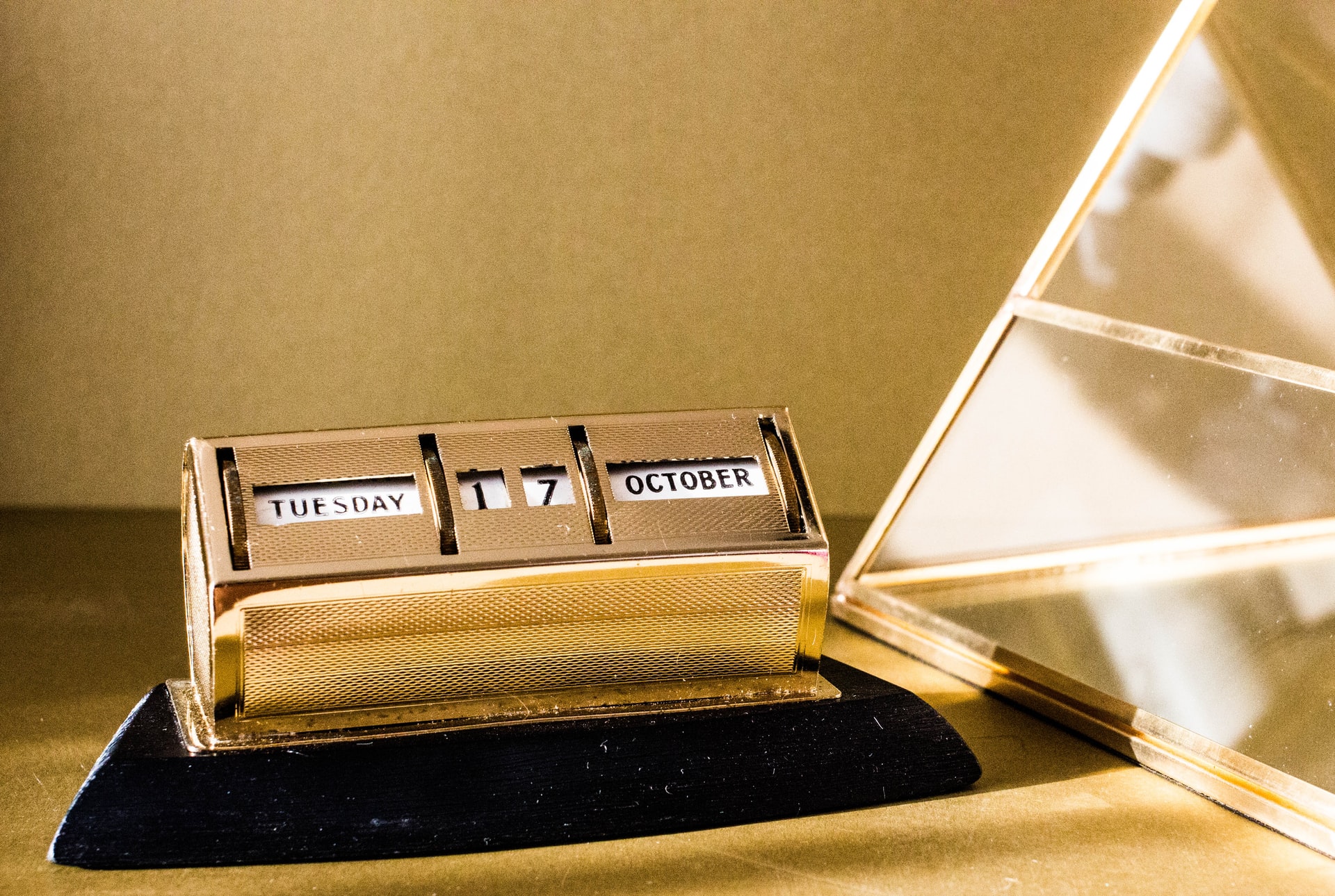 Desk calendar displaying the date