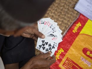 Spreading cards in hand