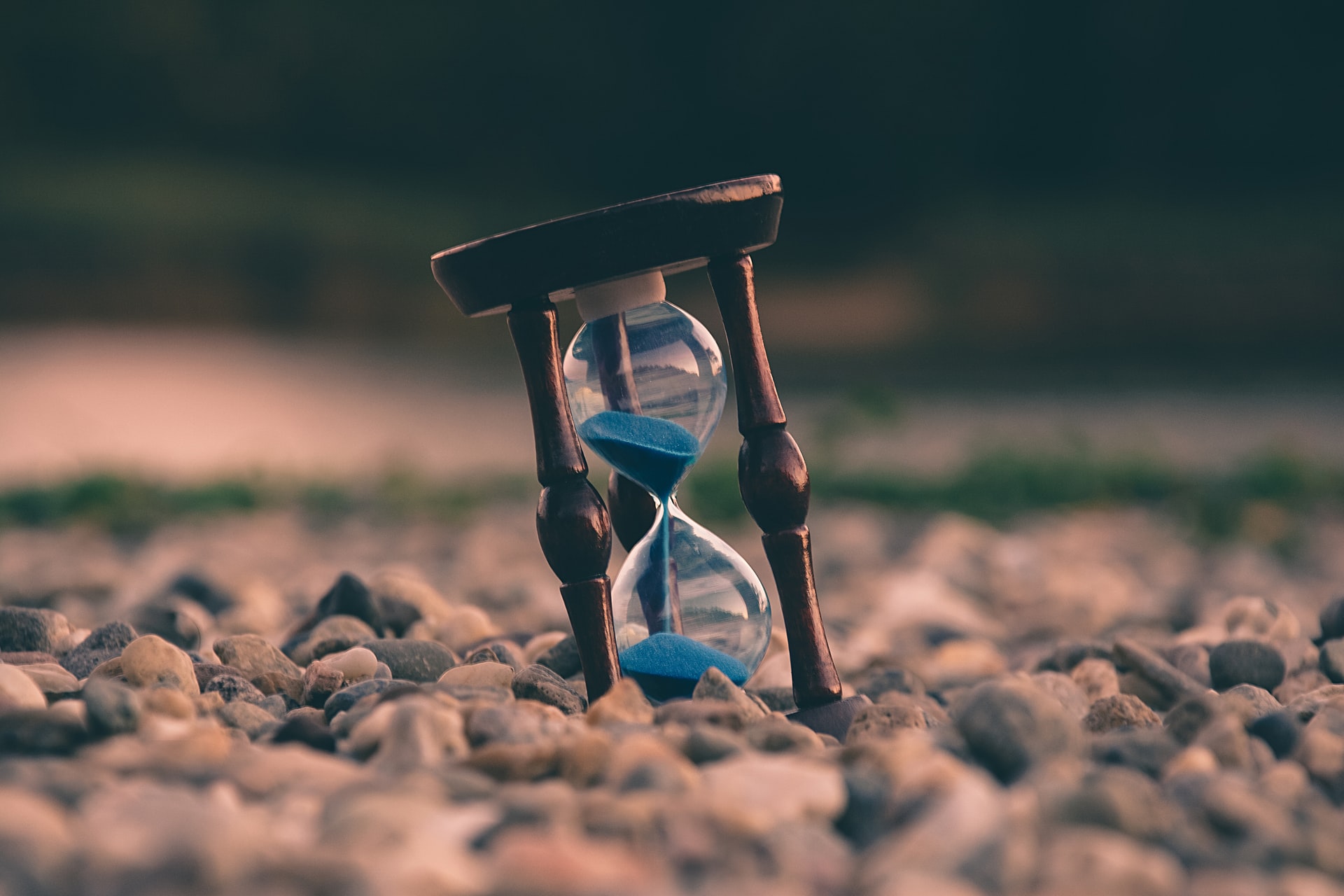 Asynchronous JavaScript feature image: an hourglass